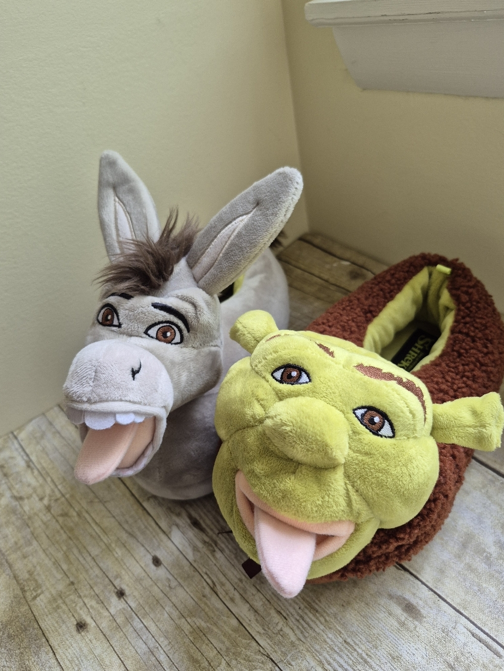 Shrek & Donkey Plush Slipper Pair - Green and Gray, Unisex - Picture 5 of 12